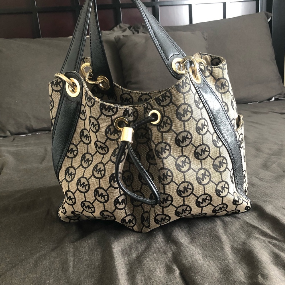 Shoulder bag